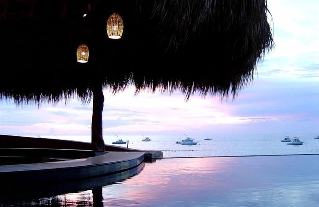 Casa Bella Beachfront. Special Summer Pricing ! In Town, next to Pickleball.
