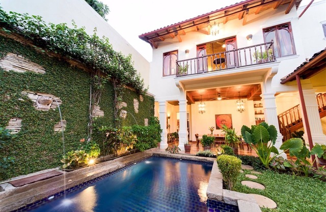 Casa Blanca, Beautiful Restored 250 Year Old Villa. Oasis in Heart of Granada