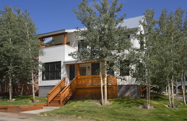 Casa Blanca/Mtn. Farmhouse Style Home Minutes to Resort! Great Views!