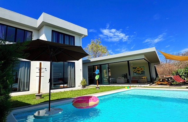 Casa Caracoles, 4-bedroom modern house with spectacular view in El Sunzal