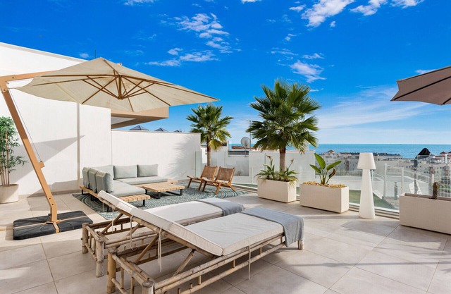 Casa Checa - 3bd apt in Estepona with sweet views!