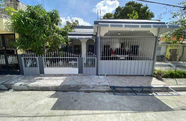 Casa con 2 Hab. y AC en zona central y segura