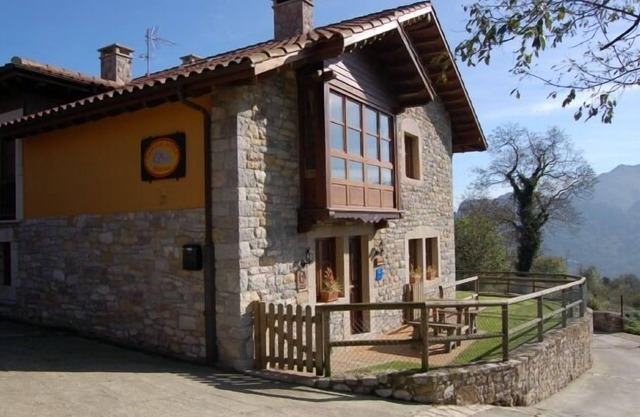 "Casa de Aldea Peñanes 1", 15 minutes from Oviedo.