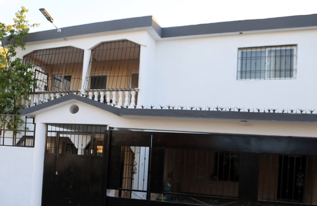 Casa de dos niveles de concepto abierto en Santo Domingo Este. .