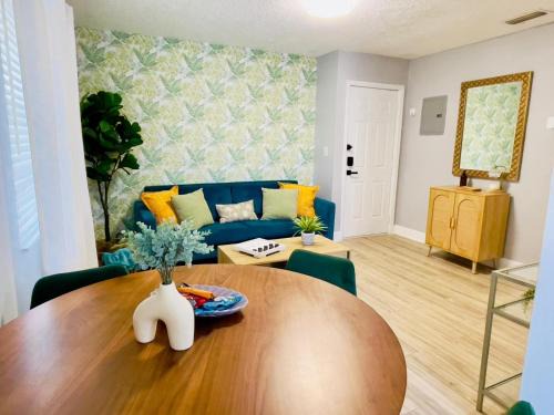Casa del Mar 2BR Cuban Retreat with Parking