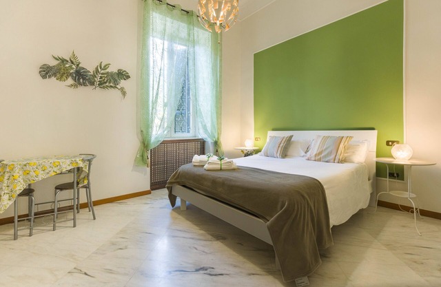 CASA DEL SOLE B&B IN MERGELLINA -TRIPLE ISCHIA ROOM 26 sqm with private bathroom