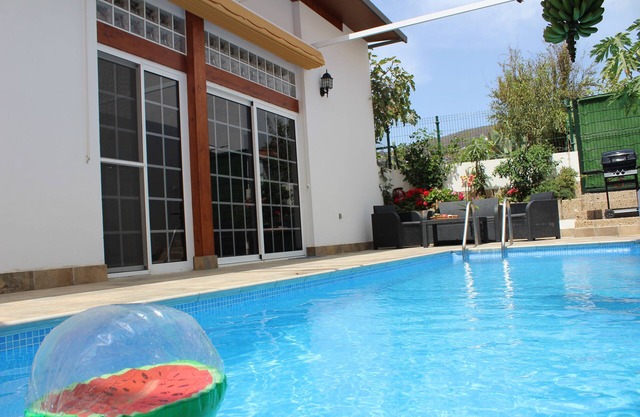 Casa el Olivo Tenerife, private heated pool.