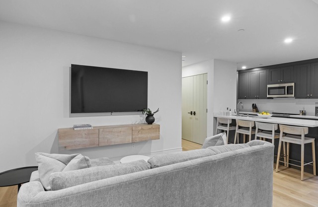 Casa Jardin Unit 13-Boutique Suite in Downtown Santa Barbara