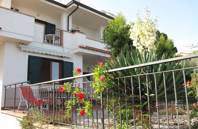 Casa Margherita 2 - semi-detached house with private garden and sea view