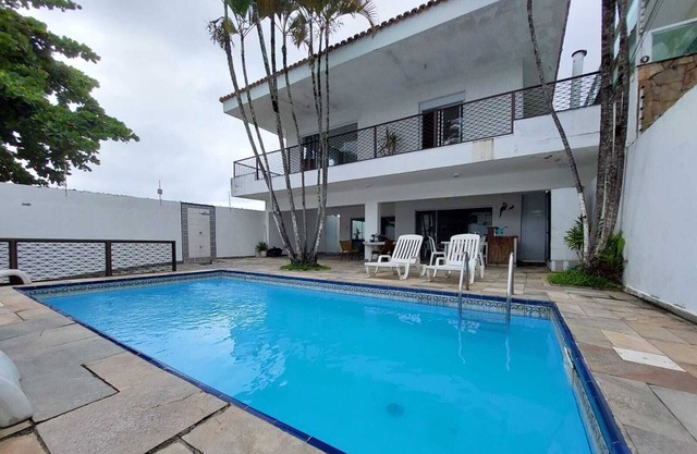 Casa na Quadra da Praia da Enseada, Acomoda até 12 Pessoas