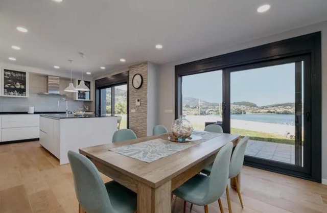 Casa nueva con piscina y vistas al mar