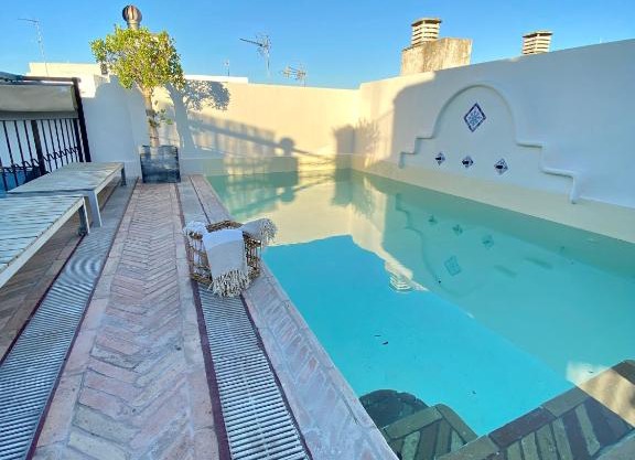 CASA PALACIO SXVIII CON PISCINA en centro histórico de SEVILLA