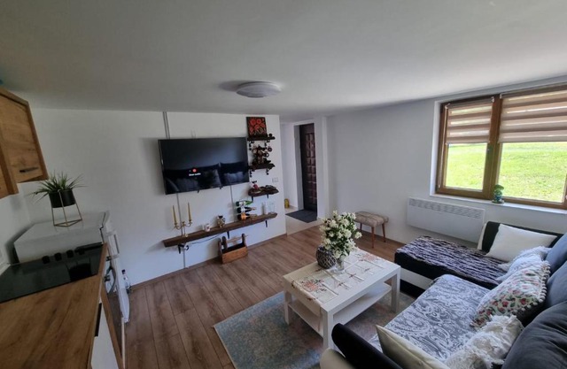 Casa primitoare in inima naturii si padurii