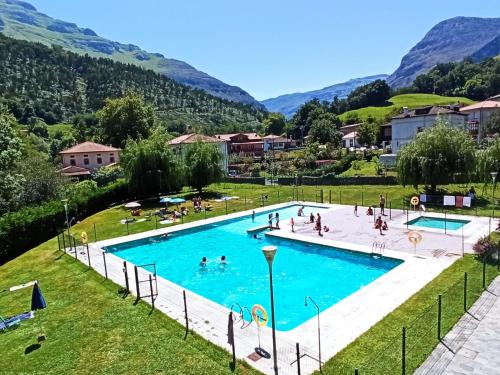 Casa Rugama Chalet con piscina de temporada en el corazón de Cantabria