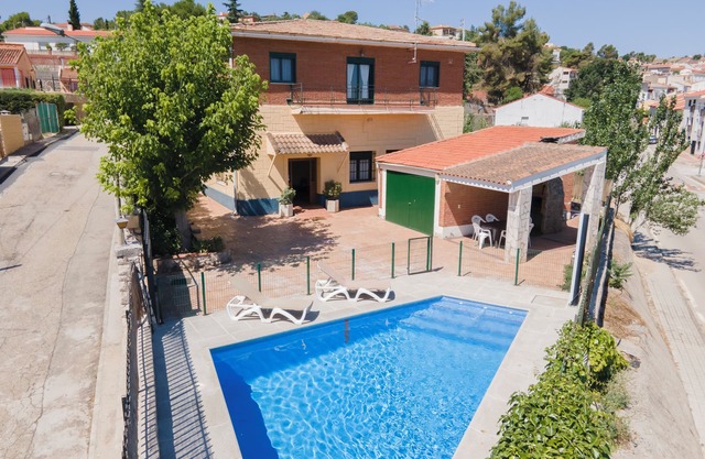 Casa Rural El Aligustre in Valdelaguna with swimming pool and table soccer.