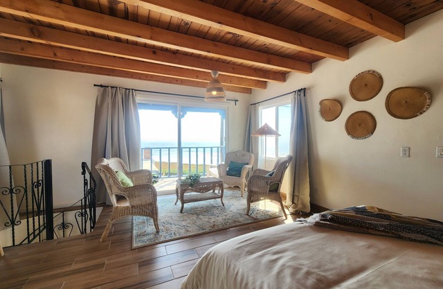 CASA TIKI - Tropical Beachfront Chilluxe