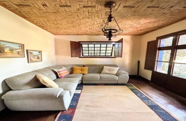 Casa Tipo Chalet Alto Padrão, Centro com 2 Vagas de Garagem