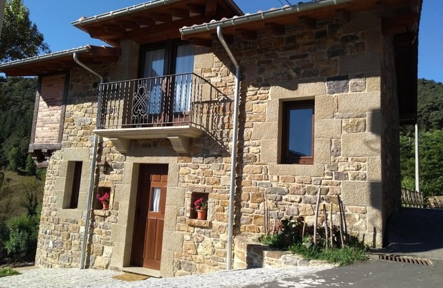 Casa Ubriezo, shared pool, 4 bedrooms, Wi-Fi , private patio, garden and BBQ.