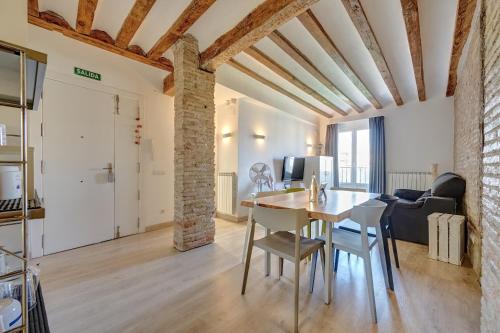 Casa Uva Plaza del Mercado by Clabao