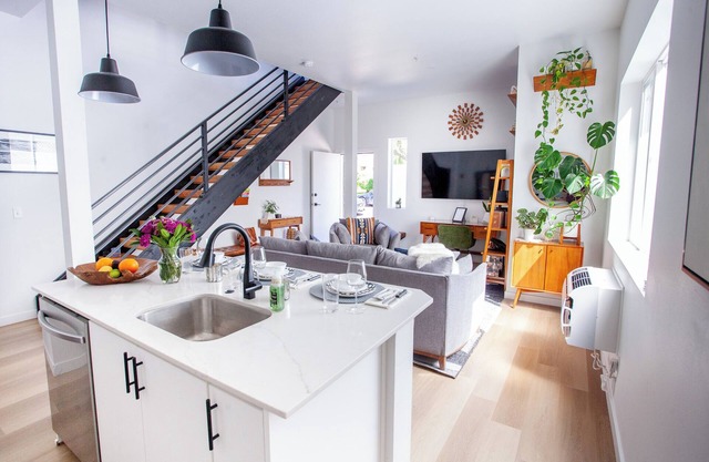 Casa Vaca 3 Story Townhome in the Heart of Kerns East Side Foodie Heaven