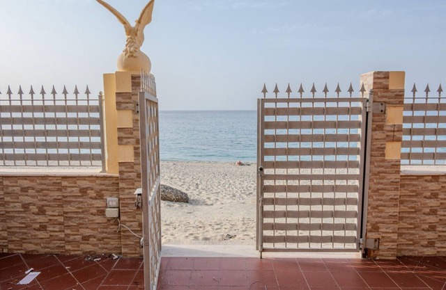Casa Vacanza "Apri il Cancello e sei in Acqua"