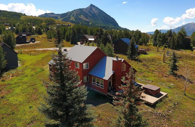 Cash`s Hideout/Mountain Modern Style with Awesome Views! Hot Tub! Free Shuttle