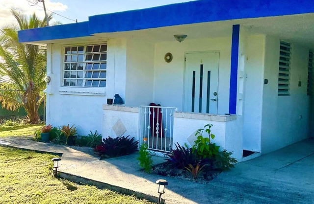 Casita La Ley en Cayey with 2-bedroom AC & WiFi.