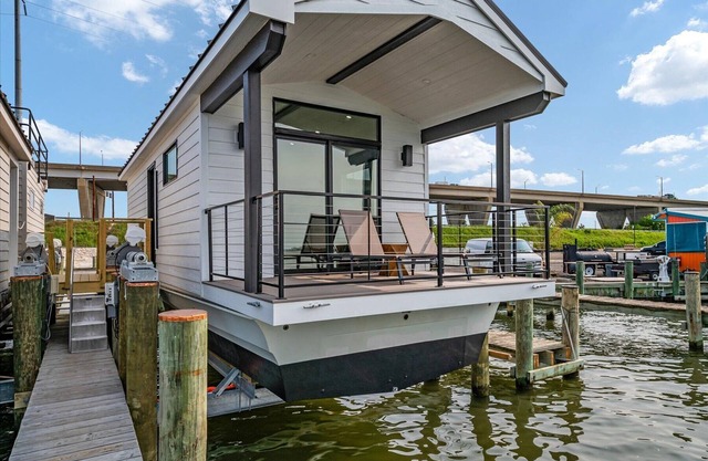 Cass-N-Reel Luxury Houseboat