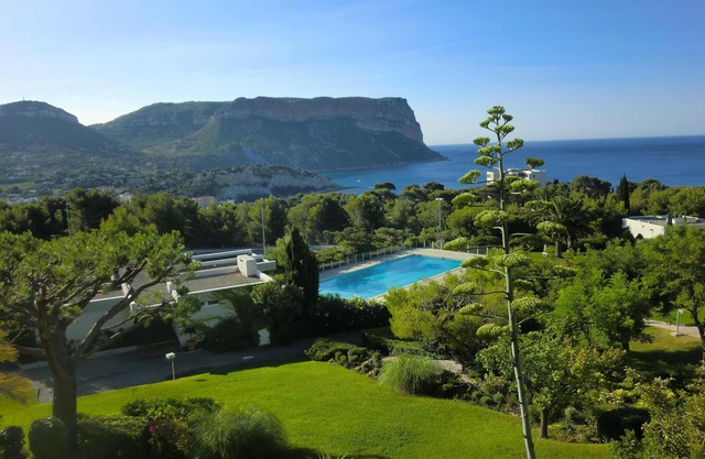 Cassis 62m2 + Balcony 10m2, Air Conditioning, Panoramic Sea View, Pool, Tennis