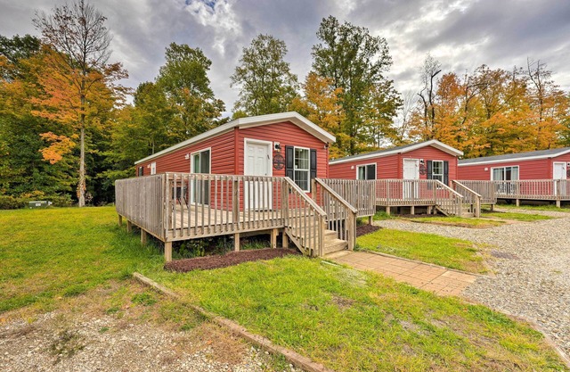Cassopolis Cabin, Private Deck & Lake Access!