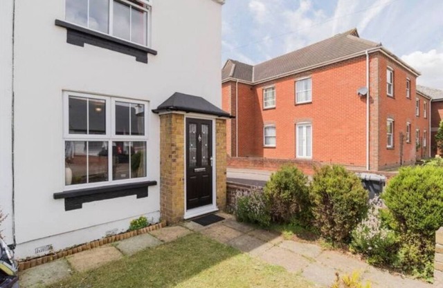 ⭐ Castle Cottage Rayleigh: 3 Bedroom House Self Catering ⭐