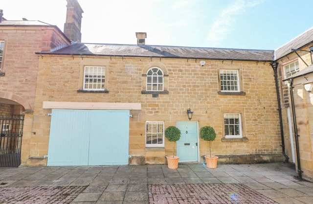 CASTLE HILL, character holiday cottage, with a garden in Bakewell