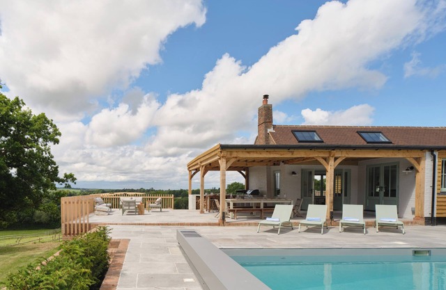 CASTLE HILL COTTAGE, character holiday cottage in Crowborough