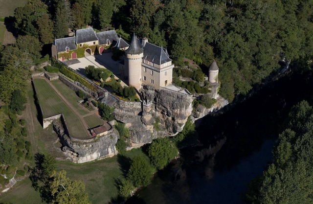 Castle perched 25m above the river, swimming pool & park, stove option