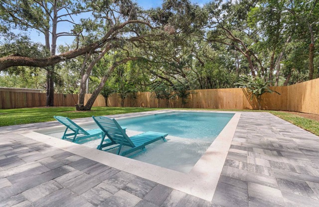Cater Cove - private pool, 1 mile to beach, quiet!