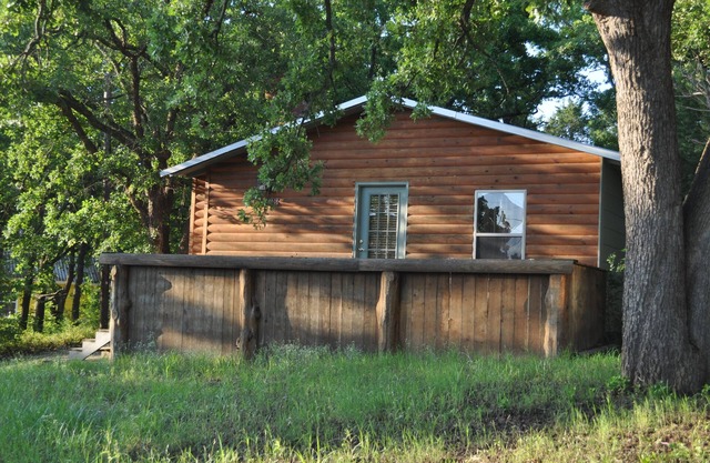 Catfish Cabin- cozy cabin near water in Texoma! Sleeps 4+