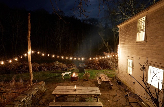 Catskills retreat on 4.5 acres w/fully stocked kitchen and fire pit—Sleeps 9