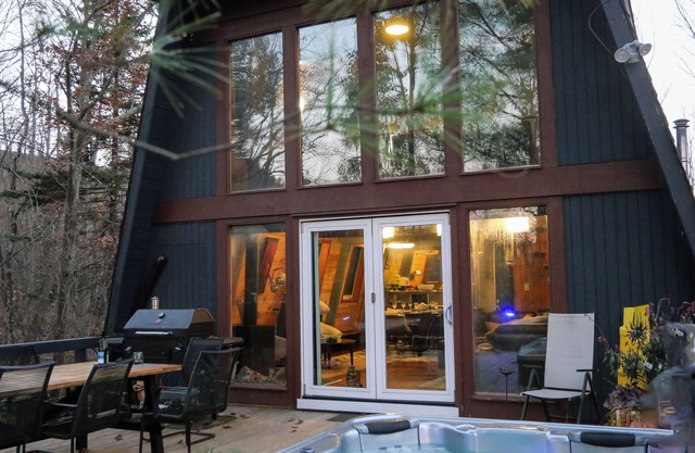 Catskills Retreat @ Hunter Mountain: Walk to Octoberfest-Hot Tub-Fire Pit-Pets