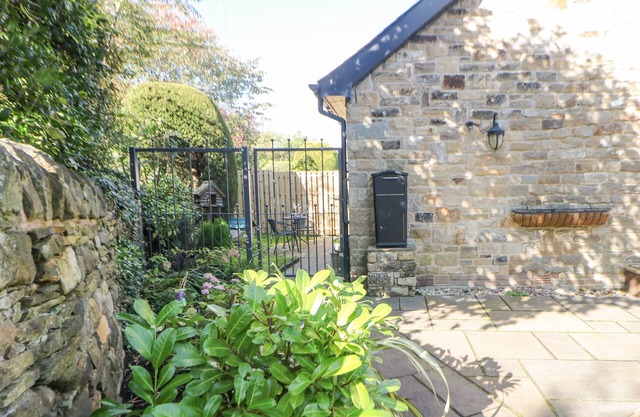 CAUSEWAY HIDEAWAY, romantic, with a garden in Dore