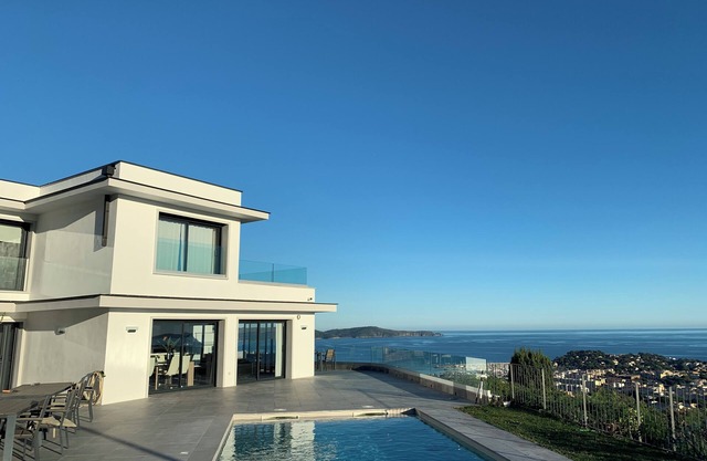 Cavalaire sur mer, magnificent villa with panoramic sea view, near town center