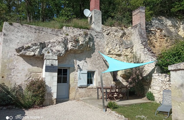 Cave dwelling A fleur de pierre