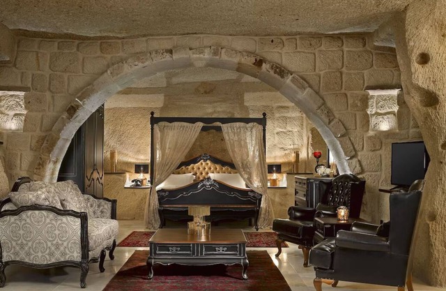 Cave Room Retreat with Stunning Serene Gardens | Outdoor Pool Access