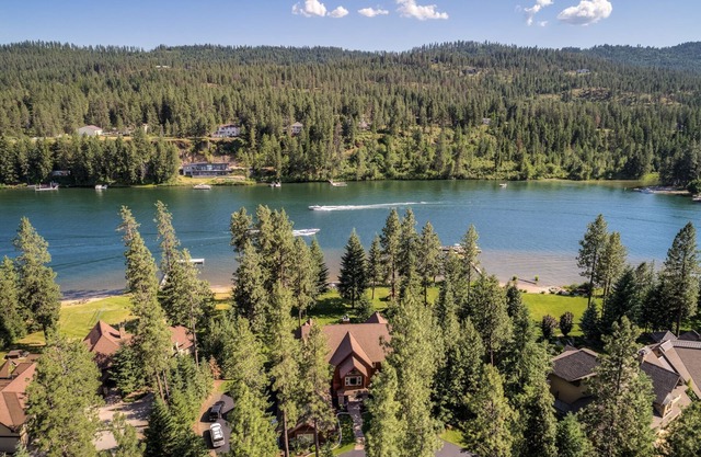 CDAs Finest Secluded Waterfront Estate 7000 Sq ft 5 Forested Acres-Close to town