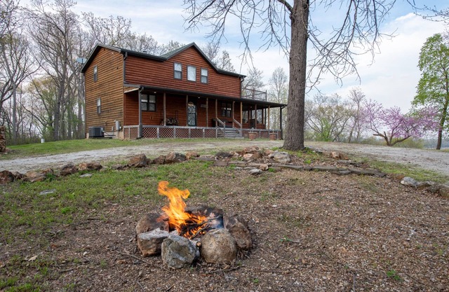 Cedar Ridge, 3BR 2 Bath Cabin on Truman Lake