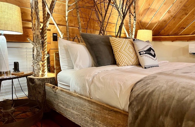 Cedar Springs Cabin: Custom, Unique Experience
