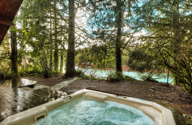 Cedar-Stone River House: Cozy & whimsical w/hot tub under towering mountains