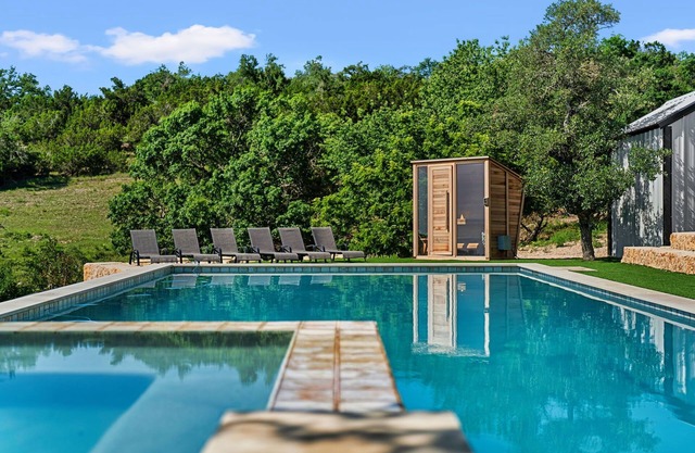 CEDAR TRUNK RANCH w Pool Sauna Pickleball & MORE
