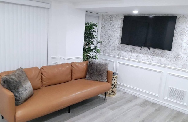 ❤ Cedar-View Apartment with Hot Tub (3 Bedrooms) ❤