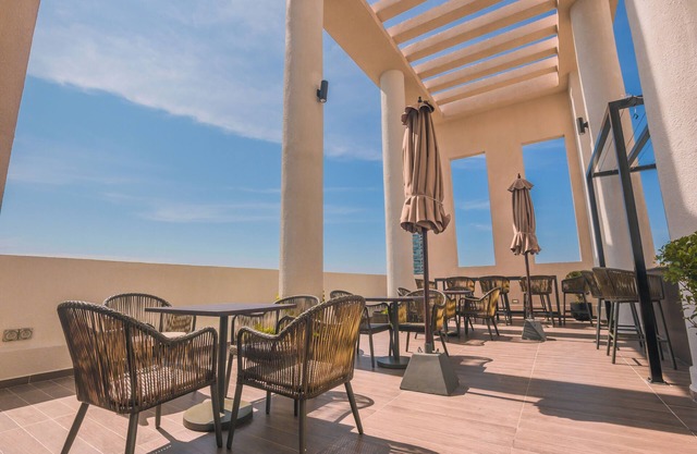 Celestara Luxury Apartment at Trizen, Colombo with Pool, Stunning Rooftop views