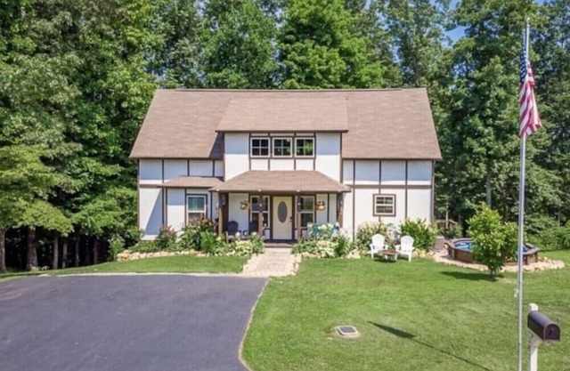 Center Hill Lake - 4 Bedroom, 2 Bath, Pool, Bonus Rm & Deck - 1 Hr to Nashville